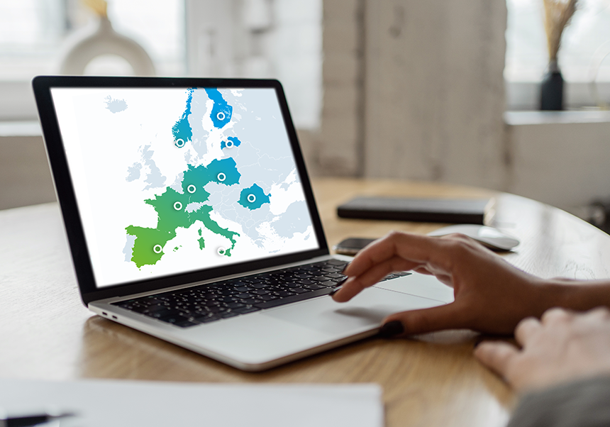 Ordenador portátil con Europa en la pantalla